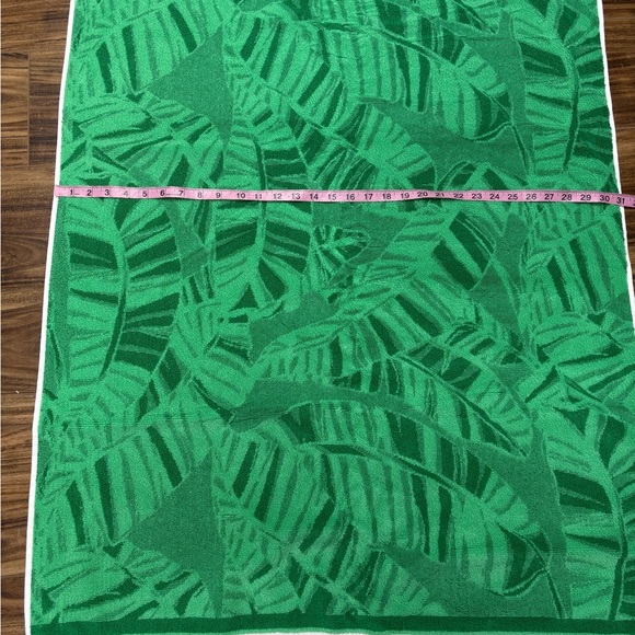 Lilly Pulitzer spearmint let’s go bananas leaf print large Jacquard beach towel - Picture 8 of 9